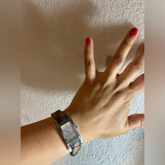 Burberry Nova Check ladies Watch BU1015 Case Silver fabric canvas strap. - Picture 11 of 12